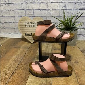 Yara Oiled Leather Sandal
BIRKENSTOCK